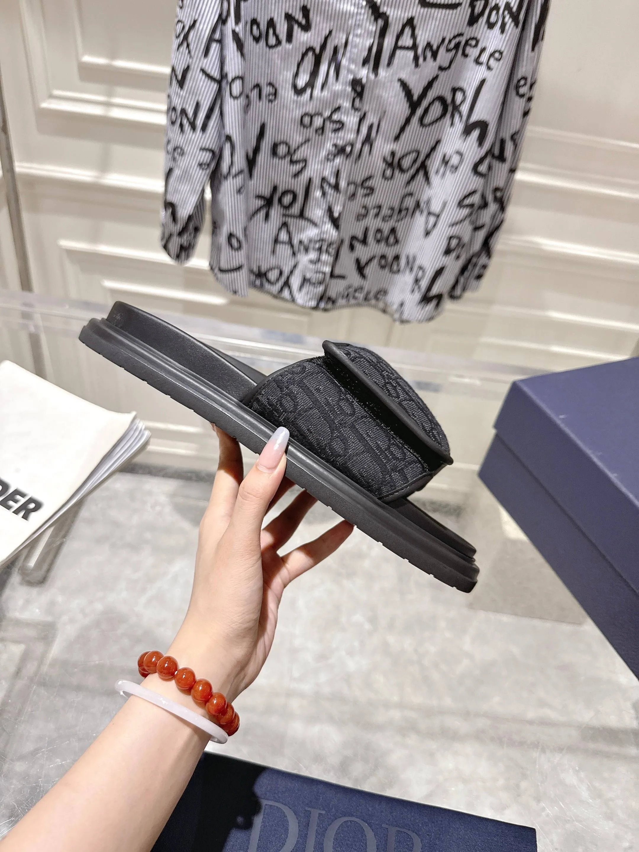 👟👟Ex-factory price 420👟👟 #Men's top version 𝐃𝐈𝐎𝐑# Dior's new men's summer slippers 🔥Purchase the original development Alias ​​sandals are new products in 2024. They are a leisurely and exquisite work. The upper is made of imported denim ➕ calfskin 🔥 Original molded rubber outsole provides the best comfort 🔥 ✔️Size: #38-46
